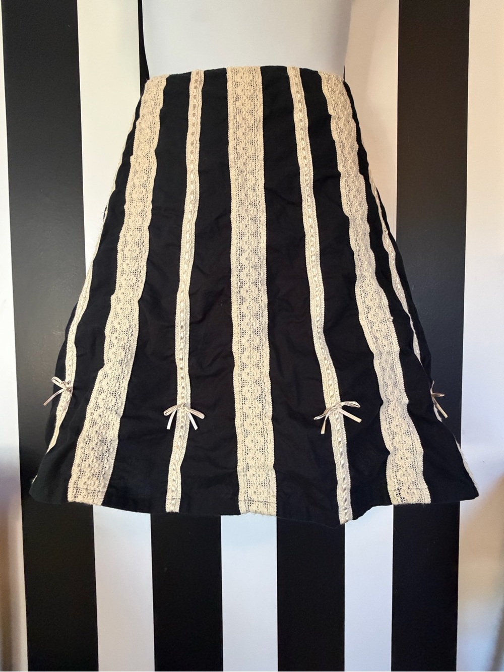 New York & Co Black and Cream Lace-Striped A-Line Skirt Sz 8